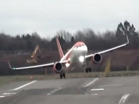 STRAŠNA OLUJA POGODILA VELIKU BRITANIJU: Otkazani brojni letovi, pogledajte kako vjetar 'baca' avion... (VIDEO)
