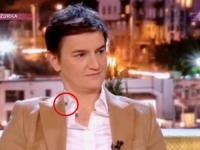 CIJELA SE REGIJA VALJA OD SMIJEHA: Brnabić otkrila da se boji buba, dok joj je jedna šetala po kragni! (VIDEO)