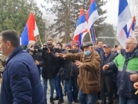 DEMOBILISANI BORCI ISPRED NSRS-a: Traže sjednicu o njihovim pravima, izviždali vlast...(VIDEO)