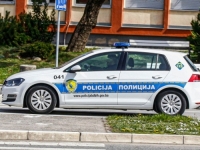 NEVJEROVATAN DOGAĐAJ U DOBOJU: Presreli policijsko vozilo, te izvukli muškarca i pretukli ga