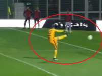 GOLMAN SE POTPUNO 'POGUBIO': Pogledajte spektakularan autogol o kojem bruji cijeli svijet (VIDEO)