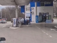 DOMIŠLJATI LOPOVI: Pogledajte kako radnici pumpe kradu gorivo vozaču BMW-a (VIDEO)