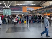 GUŽVE NA AERODROMU U KIJEVU: Ukrajinu napuštaju strane diplomate, zaposlenici, ima i otkazanih letova...