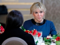 PAR KOJI ZAOKUPLJA MEDIJSKU PAŽNJU: Evo kako je supruga Emmanuela Macrona uzvratila na optužbe da je rođena kao muškarac (FOTO)