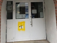 VJERNICI ZABRINUTI ZBOG UČESTALIH NAPADA: Na vratima džamije u njemačkom gradu nacrtan kukasti krst