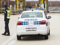 NESVAKIDAŠNJI BIJEG OD POLICIJE: Muškarac iz auta bacao pakete s heroinom, kokainom, speedom...