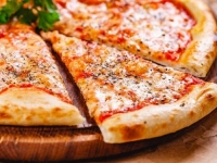 VIC DANA: Izveo Hercegovac djevojku na prvi randes u pizzeriju, a kad je došao konobar, nastala je ludnica…