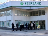 POSLJEDICE ESKALACIJE SUKOBA U UKRAJINI: Red ispred 'Sberbanke', građani u strahu...