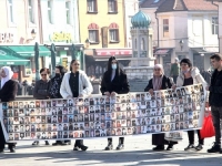 'POLITIČARI MORAJU POŠTOVATI GLASOVE SVIH ŽRTAVA': Majke i žene Srebrenice i Podrinja na Trgu slobode u Tuzli okupile se i ovog 11. u mjesecu