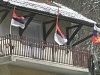 NOVA PROVOKACIJA U SREBRENICI: Osvanule zastave Srbije, Rusije i manjeg bh. entiteta na kući sveštenika