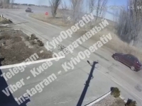PRAVO JE ČUDO DA IMA PREŽIVJELIH: Pogledajte šokantan napad ruskog oklopnjaka na civilni automobil (VIDEO)