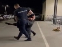 URNEBESAN SNIMAK IZ SRBIJE: Pijanog sveštenika policajci iznijeli iz marketa, protestovao što mora platiti robu (VIDEO)