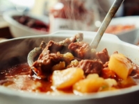 BRZ I UKUSAN RECEPT: Goveđi gulaš s krompirom
