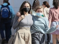 PROLJETNA KOMBINACIJA ZA ŠETNJU: Angelina Jolie u  lepršavoj suknji visokog struka koji laska ženskoj figure (FOTO)