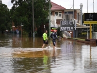 HAOTIČNE POPLAVE U AUSTRALIJI: Poginulo 20 ljudi, hiljade osoba moralo napustiti domove (VIDEO)