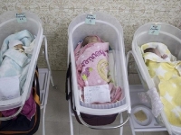 ČEKAJU SVOJE BIOLOŠKE PORODICE: Dadilje u podrumu klinike u Kijevu održavaju na životu bebe surogat majki