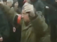 NAPETE SCENE NA SJEVEROISTOKU UKRAJINE: Ruski vojnici s bombama u rukama zaprijetili da će... (VIDEO)