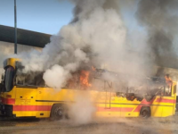 UŽAS NA SJEVEROISTOKU BOSNE: U Lukavcu u potpunosti izgorio autobus, požar zahvatio i vozila na parkingu...