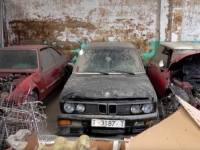 U MRAKU ČEKAJU NA SPAS: U staroj hali pronađena ogromna kolekcija zapuštenih BMW-ovih klasika (VIDEO)