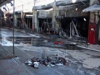KAO U RATNOM SARAJEVU: Muškarac svira čelo u opustošenom centru Harkiva (FOTO, VIDEO)