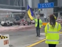 ZNAK SOLIDARNOSTI: Uposlenik aerodroma u Izraelu dočekao ruski avion držeći zastavu Ukrajine (VIDEO)