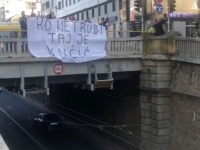 POLICIJA PRIVELA AKTIVISTE U BEOGRADU: Okačili transparent sa natpisom 'Ko ne trubi, taj je Vučić' (VIDEO)