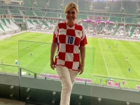 U BIJELIM HLAČAMA I BEŽ SANDALAMA: Bivša predsjednica Hrvatske u Dohi s nestrpljenjem iščekuje novu utakmicu 'Vatrenih' (FOTO)