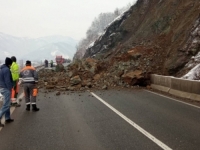 VOZAČI BUDITE OPREZNI: Veliki odron na magistralnom putu Žepče – Maglaj