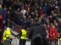 SRAMOTNE SCENE NA OLD TRAFFORDU: Pogledajte šta se dogodilo treneru Atletico Madrida nakon što je sudija odsvirao kraj (VIDEO)