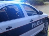 ODBAČENO, NAĐENO, TROJE UHAPŠENO: Prije dolaska policije izašla kroz prozor stana i odbacila drogu koju je patrola pronašla ispod...