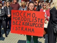 ZAVRŠEN PROTEST U BIHAĆU: Građani zatražili pravdu za preminulu porodilju i njenu bebu, ali i humane uslove poroda
