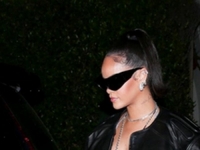 PAPARAZZI U AKCIJI: Rihanna u visokom stadiju trudnoće prošetala skoro gola, strateške dijelove pokrila sa…