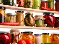 NAPRAVITE REVIZIJU: Namirnice koje ljudi često imaju u špajzu, a rok trajanja im je istekao