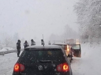 DUGO NAJAVLJIVANI SNIJEG OPET IZNENADIO KOMUNALCE: Upozorenje na otežan promet na brojnim cestama, ugažen snijeg, zaleđen kolovoz, klizišta, odroni...