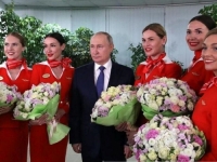 RAT BJESNI, PUTIN SA STJUARDESAMA: 'Uvođenje sankcija Moskvi je kao objava rata'