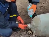 ZASTRAŠUJUĆA SNIMKA ŠIRI SE INTERNETOM: Pogledajte kako Ukrajinci deaktiviraju rusku bombu golim rukama i bocom vode...