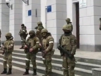 NADREALNE SCENE IZ OKUPIRANOG UKRAJINSKOG GRADA: Ruski vojnici navodno išli po kućama i molili građane da ih nahrane