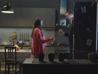 VUČIĆ ISKAČE IZ FRIŽIDERA: U SNS-u misle da su duhoviti, pogledajte predizborni spot (VIDEO)