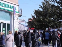 VIC DANA: Mujo cijeli dan proveo u redu ispred Sberbanke, a kad je naišla Fata – urnebes…