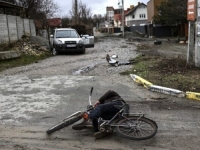 POTRESNI PRIZORI IZ BUČE: Objavljena satelitska snimka ogromne masovne grobnice, a evo šta su zabilježili reporteri na ulicama i u zgradama (FOTO)