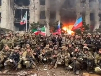 JEZIVE SNIMKE IZ MARIUPOLJA: Zloglasni čečenski vođa Ramzan Kadirov objavio snimku slavlja ispred zapaljene zgrade (VIDEO)