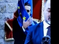 URNEBESNO, IZ CRNE GORE: Dok je Krivokapić govorio, jedan crnogorski zvaničnik je 'vodio ljutu borbu' sa zastavom Evropske unije (VIDEO)