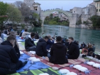 NAKON DVIJE GODINE PAUZE: Više od hiljadu mladih na tradicionalnom omladinskom iftaru ispod Starog mosta u Mostaru