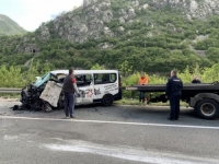 DETALJI TEŠKE SAOBRAĆAJNE NESREĆE U HERCEGOVINI: Kombi prešao u traku cisterne, vozač još u jezeru (FOTO, VIDEO)