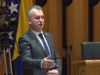 BIJEDNI KARAMATIĆ I JOŠ JADNIJA POLITIKA KOJU BEZUSPJEŠNO BRANI: 'Isti je Milanović, smiješni su'