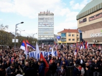 NJIMA NEMA POMOĆI; SKRENULI SU PRIJE 30 GODINA: U Banjoj Luci uklonjen transparent sa likom ratnog zločinca