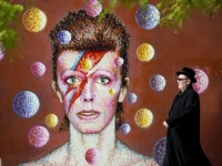ZIGGY STARDUST: Nova voštana figura Davida Bowieja postavljena u...