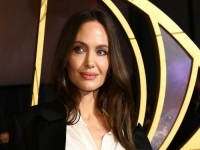 U ŠETNJI RIMOM: Angelina Jolie u cipelama koje nisu najzgodniji izbor za hodanje po kiši (FOTO)