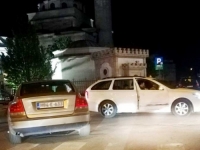 KRŠ I LOM U BANJOJ LUCI: Vozila nakon sudara završila na ogradi džamije Ferhadija...