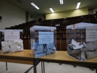 HAOS NA PONOVLJENIM IZBORIMA U BEOGRADU: Imena zapisivali u sveske, neki htjeli da glasaju više puta